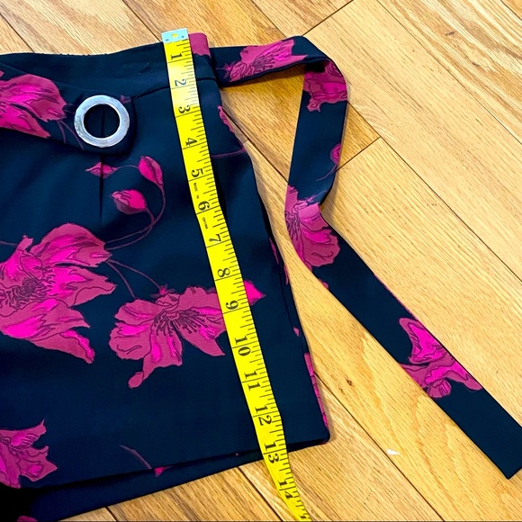 Dynamite black with fuchsia flowers shorts - Picture 7 of 9